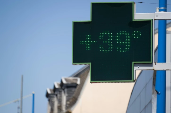 Un thermomètre de pharmacie indique une température de 39° C, le 4 août 2022 à Wittenheim, dans l'est de la France