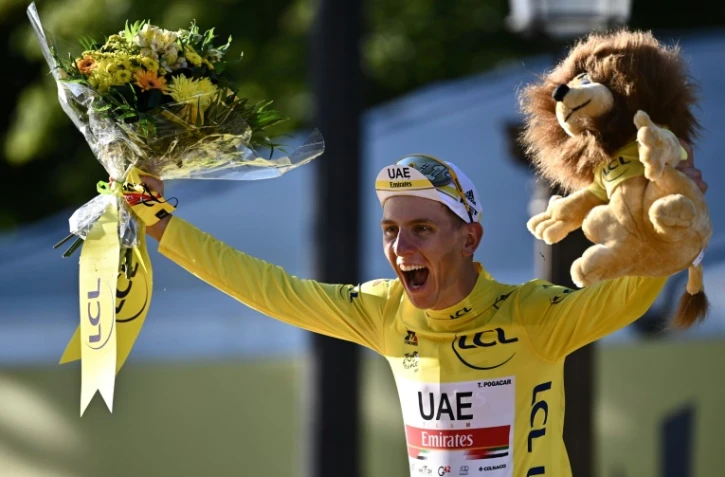 Le maillot jaune Tadej Pogacar savoure son triomphe dans le dernier Tour de France aux Champs-Elysées à Paris, le 18 juillet 2021  