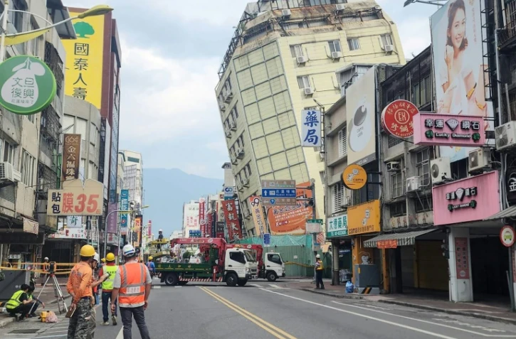 Photo publiée par l'Agence centrale de presse de Taïwan (CNA), le 23 avril 2024, du bâtiment du Full Hotel à Hualien, déjà été endommagé lors du tremblement de terre du 3 avril, s'inclinant davantage sur le côté après une série de tremblements de terre pendant la nuit