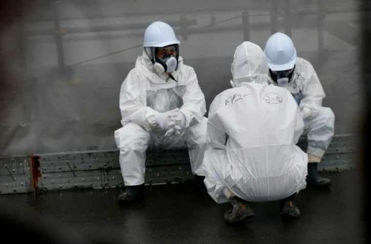 Des employés ?uvrant à la décontamination prennent une pause dans la centrale nucléaire à Okuma, le 12 novembre 2014
