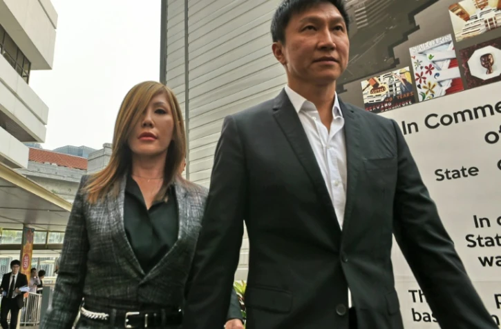 Le pasteur Kong Hee et sa femme la chanteuse Ho Yeow Sun arrivent au tribunal à Singapour, le 21 octobre 2015