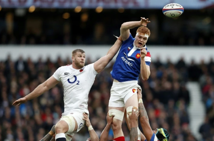 Le Français Felix Lambey (d) face à l'Anglais George Kruis, dans le Tournoi des six nations, le 10 février 2018 à Twickenham, à Londres 