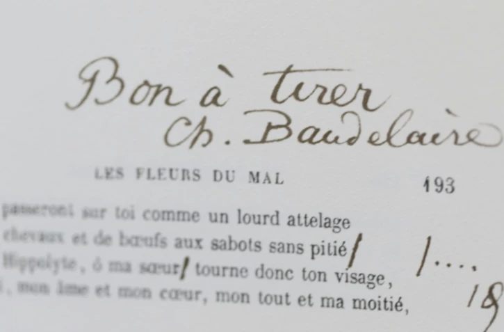 Des annotations du poète Charles Baudelaire en 1857 sur les épreuves de la première édition son recueil "Les Fleurs du Mal", photographiées le 15 juin 2015 à Paris