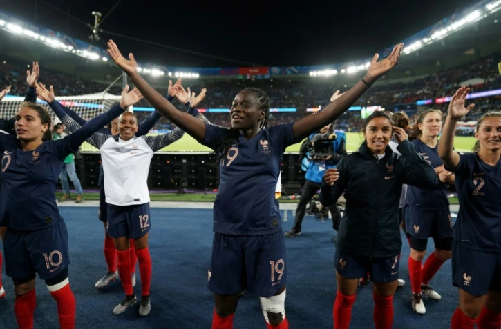 Le vendredi 7 juin, les Bleues entament un tour d'honneur devant 45.261 spectateurs au Parc des Princes après leur démonstration contre la Corée du Sud (4-0)