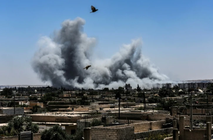 Bombardements sur la ligne de front à l'ouest de Raqa en Syrie, le 15 juillet 2017