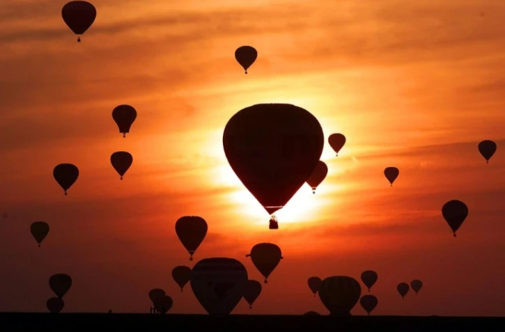 Des dizaines de mongolfières dans le ciel dans le région de Metz, le 3 juillet 1999. Un ballon à air chaud de ce type qui transportait au moins 16 personnes s'est écrasée au Texas après avoir pris feu. il n'y aurait aucun survivants parmi les 16 passagers