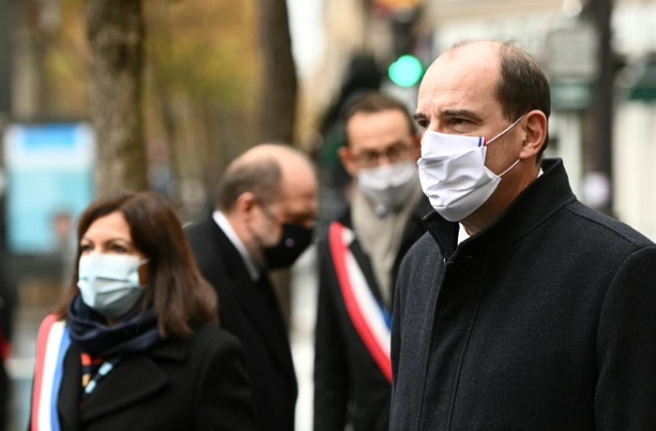Anne Hidalgo et Jean Castex devant le Comptoir Voltaire pour un hommage aux victimes des attentats du 13 novembre 2015 à Paris, 5 ans après
