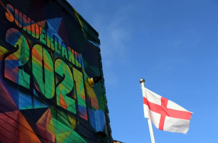 Le drapeau anglais flotte au-dessus d'un pub à Sunderland, dans le nord-est de l'Angleterre, le 25 octobre 2016