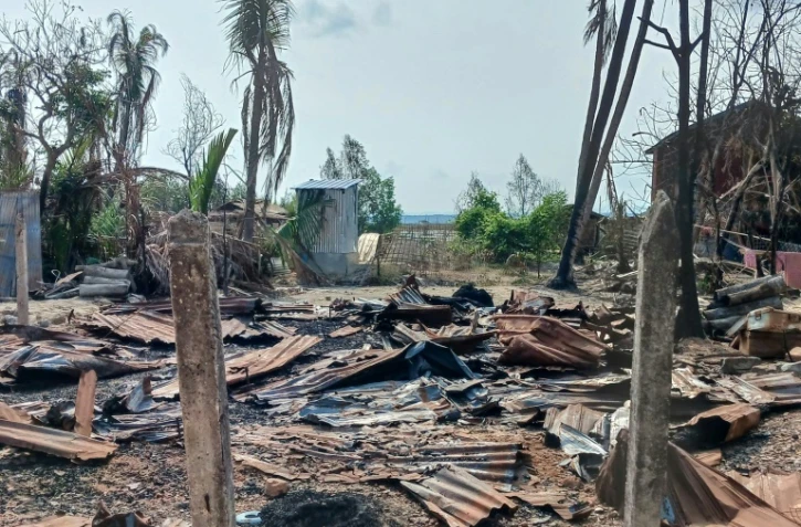 Des maisons détruites et arbres brûlés à la suite d'affrontements entre l'armée et les rebelles de l'Armée d'Arakan dans l'Etat de Rakhine, dans l'ouest de la Birmanie, le 21 mai 2024