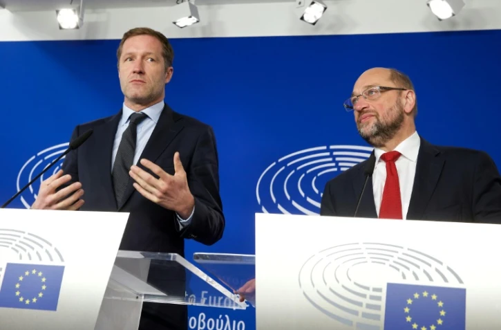 Le chef du gouvernement wallon, Paul Magnette (G) et le président du parlement européen Martin Schulz lors d'une conférence de presse, le 22 octobre 2016 à Bruxelles 