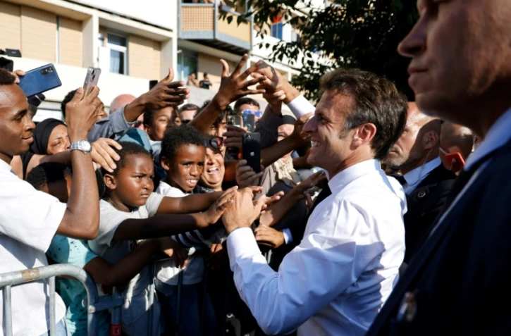 Le président Emmanuel Macron rencontre des habitants du quartier de La Busserine, le 26 juin 2023 à Marseille