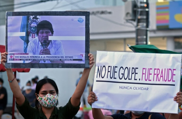 Des manifestants protestent à Santa Cruz (Bolivie) le 15 mars 2021 contre l'arrestation de l'ancienne présidente bolivienne par intérim Jeanine Añez