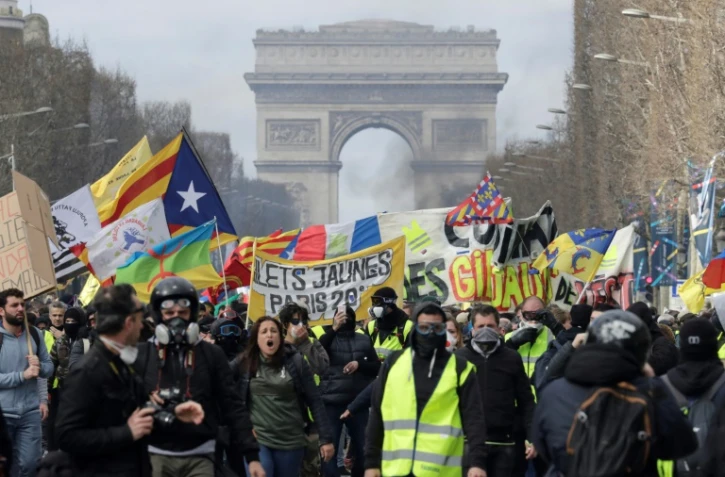 Manifestants "gilets jaunes" le 16 mars 2019 sur les Champs-Elysées