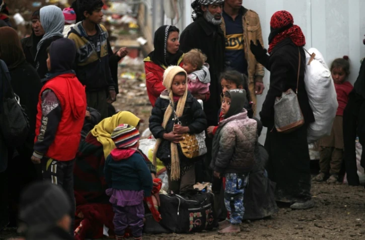Des civils irakiens déplacés par les combats à Mossoul sont regroupés au camp de Hamam al-Alil, le 18 mars 2017