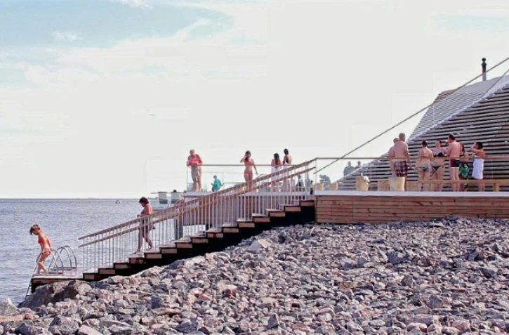 Le Löyly ("Vapeur" en finnois) un sauna public au bord de la mer Baltique le 7 juillet 2016 à Helsinki