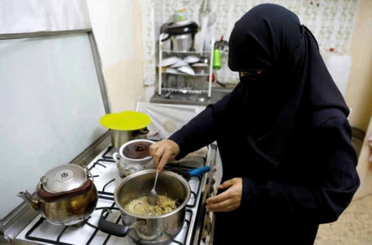 Yousra Mohieddine, une Jordanienne, prépare le repas de rupture du jeûne dans le quartier pauvre de Nazzal, à Amman, le 8 juin 2018