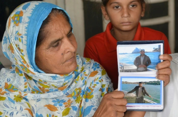 Narinder Kaur, 54 ans, montre des photographies de son fils Deepak Singh, lors d'un entretien à Amritsar, dans le Penjab en Inde, le 6 juillet 2017
