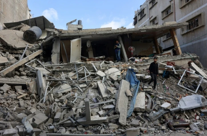 Des Palestiniens dans les décombres de la maison de la famille al-Khour détrutie par une frappe israélienne à Gaza, le 26 avril 2025
