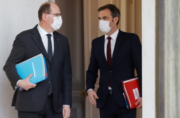 Le Premier ministre Jean Castex (g) et le ministre de la Santé Olivier Véran sortent d'une réunion à l'Elysée, le 3 mars 2021 à Paris