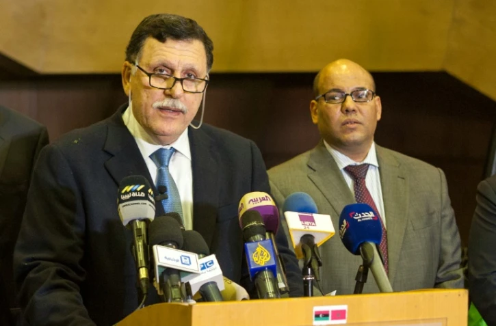 Le Premier ministre libyen désigné, Fayez al-Sarraj (g), le 15 février 2016 à Skhirat au Maroc