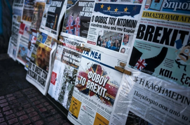 Le Brexit à La Une des quotidiens grecs le 25 juin 2016 à Athènes