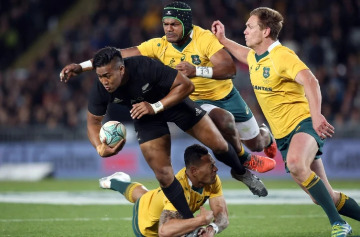 Le All Black Julian Savea se fait plaquer par les Australiens Samu Kerevi (2d), Bernard Foley (d) et Israel Folau (en bas) en Bledisloe Cup, à l'Eden Park, le 22 octobre 2016