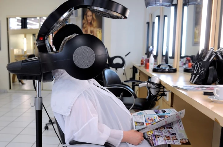 "Je n'ai jamais eu de problème avec ces produits", affirme Vanessa Ea, qui enchaîne les lissages brésiliens dans son salon de coiffure sans avoir connaissance de l'alerte sanitaire sur les produits lissants contenant de l'acide glyoxylique