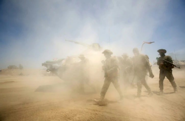 Des forces irakiennes avancent près du village d'al-Sejar au nord-est de Falloujah le 26 mai 2016