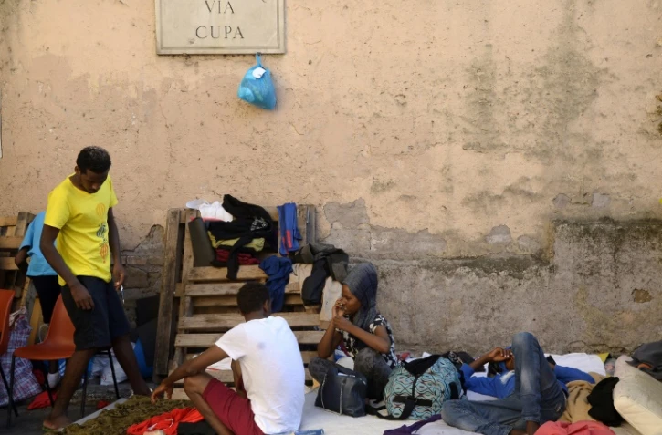 Des migrants sur le trottoir de la rue Cupa, à Rome, le 8 août 2016