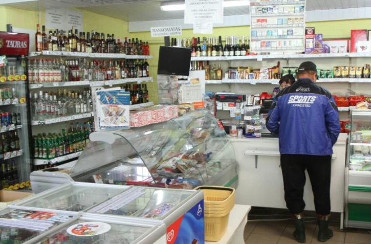 Des boissons alcoolisées dans un magasin du village de Debeikiai, en Litunaie, le 30 juillet 2015