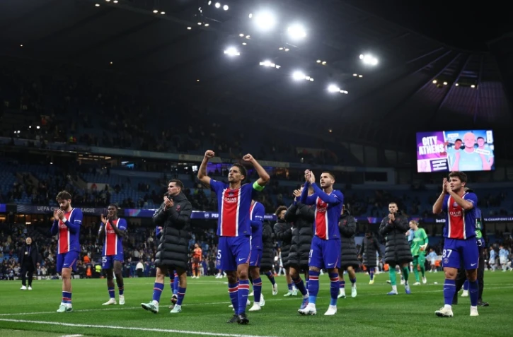 Les Parisiens, avec en tête le capitaine Marquinhos, communient avec leurs supporters à l'issue du match remporté à Manchester City en Ligue des champions League, le 14 octobre 2026 