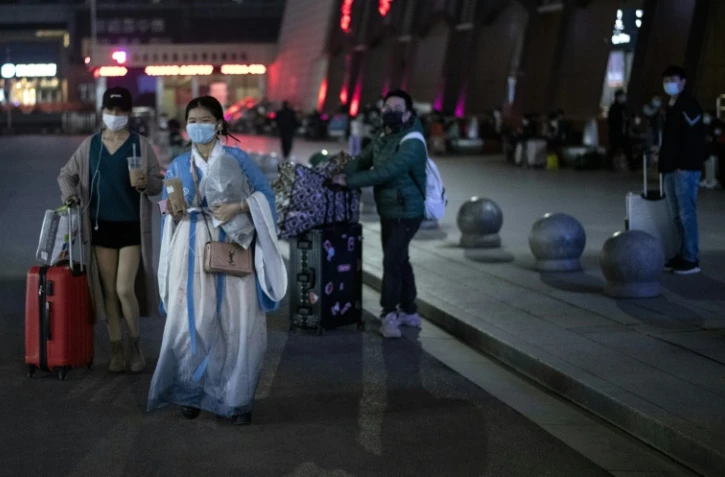 Des passagers à leur arrivée à la gare de Wuhan Wuchang à Wuhan, le 8 avril 2020