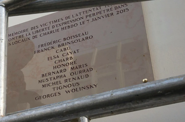 Le nom du dessinateur Georges Wolinski, mal orthographié sur la plaque commémorative, dévoilée le 5 janvier 2015 à Paris