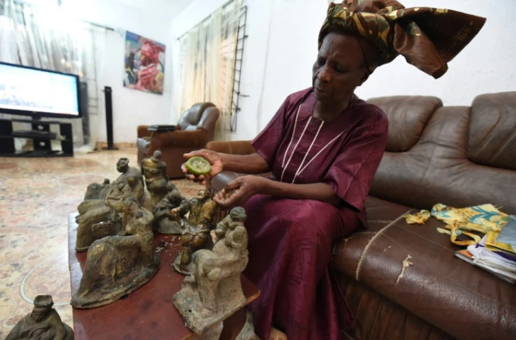 Princesse Elizabeth Olowu, première femme fondeur de bronze au Nigéria, nettoie ses sculptures avec du citron à Benin City, le 21 octobre 2016