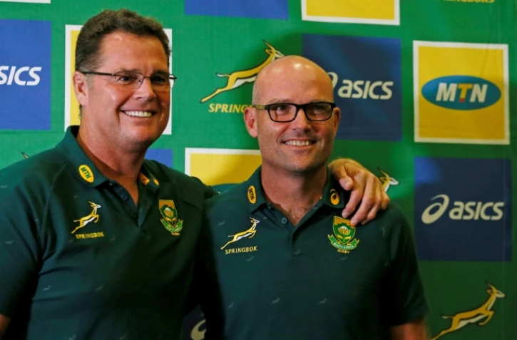 Le nouveau sélectionneur des Springboks, Jacques Nienaber (d), et le directeur du rugby sud-africain Rassie Erasmus, à Pretoria, le 24 janvier 2020
