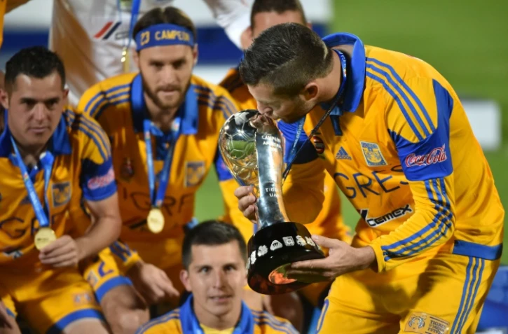 L'attaquant français André-Pierre Gignac embrasse le trophée de champion du Mexique, le 13 décembre 2015 à Mexico