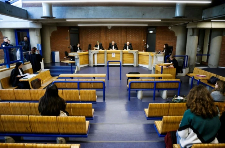 Des juges ouvrent une audience de procès en présence d'avocats et de membres du public dans une salle d'audience du palais de justice de Bobigny, le 15 janvier 2024 en Seine-Saint-Denis