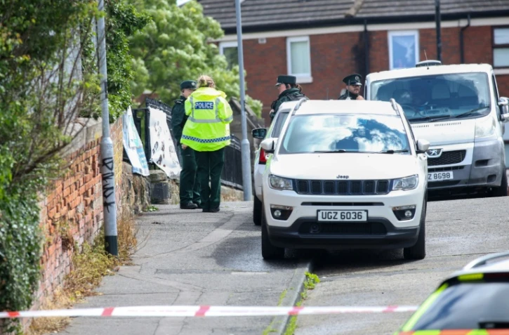 Des policiers sur les lieux d'une agression au couteau avenue Kinnaird, dans le nord de Belfast, en Irlande du Nord, le 9 juin 2026