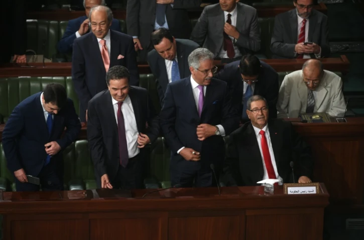 Le Premier ministre tunisien Habib Essid (d) devant le Parlement Ă Tunis, le 30 juillet 2016