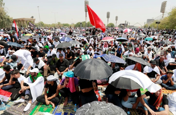 Des dizaines de milliers de partisans du leader chiite Moqtada Sadr prient ensemble sur une esplanade à Bagdad, le 5 août 2022