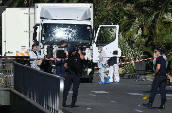 Le camion utilisé pour foncer dans la foule immobilisé sur la Promenade des Anglais le 15 juillet 2016 à Nice au lendemain de l'attaque terroriste qui a fait 84 morts