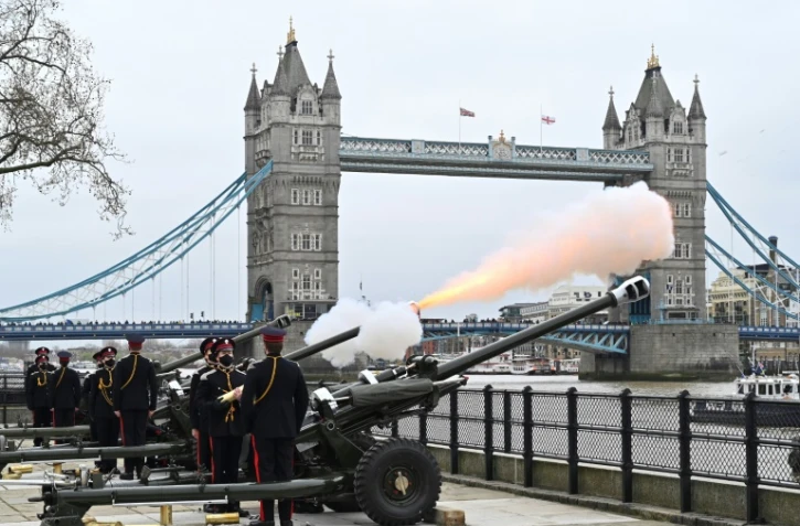 Des coups de canon sont tirés depuis la Tour de Londres le 10 avril 2021, en hommage au prince Philip, décédé la veille