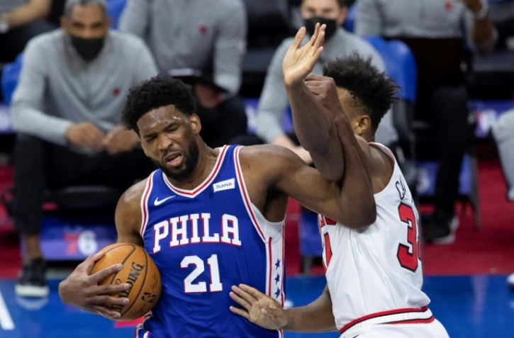 Joel Embiid des Philadelphia 76ers en NBA contre les Chicago Bulls le 20 février 2021 au Wells Fargo Center à Philadelphie