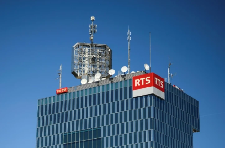 La radio télévision nationale suisse, ici le siège de sa chaîne en français à Genève le 23 avril 2017, la RTS, pourrait disparaître si les Suisses votent pour la disparition de la redvance