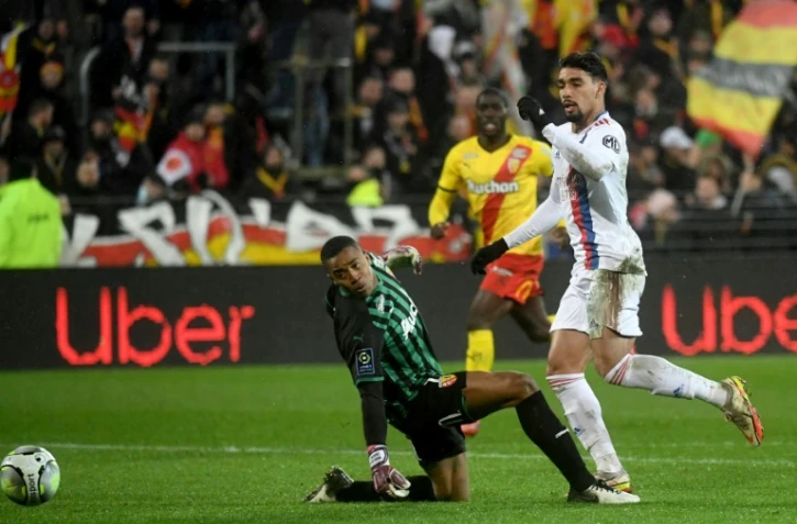 L'attaquant de Lyon Lucas Paquetà (d) échoue devant le gardien de Lens Wuilker Farinez, le 19 février 2022 au stade Bollaert   