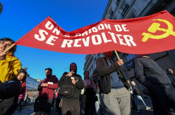 Des manifestants brandissent une banderole contre la réforme des retraites, à Rennes, le 4 avril 2023