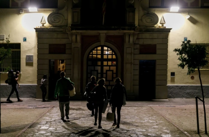 Des partisans du référendum d'indépendance s'installent pour la nuit dans un établissement scolaire de Figueras, en Catalogne, le 30 septembre 2017