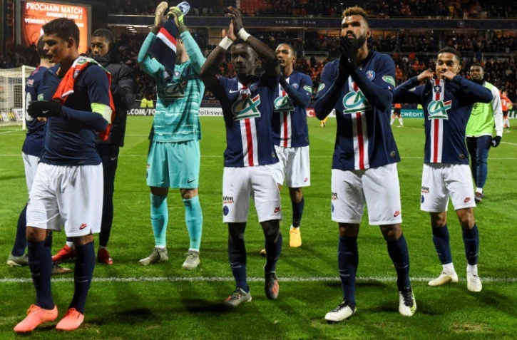 Les Parisiens communient avec leurs supporters après leur qualification pour les 8e de finale de la Coupe de France aux dépens de Lorient, le 19 janvier 2020 au stade du Moustoir
