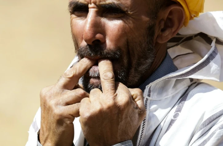 Un habitant du hameau d'Imzerri utilise la pratique ancienne du langage sifflé, permettant de communiquer à travers de vastes distances, le 19 août 2025 dans les montagnes de l'Atlas, au Maroc