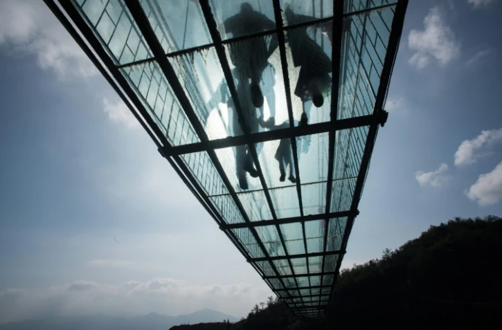 Des visiteurs sur le premier pont suspendu en verre de Chine, le 8 octobre 2015 dans les montagnes de Shinuizhai (centre)